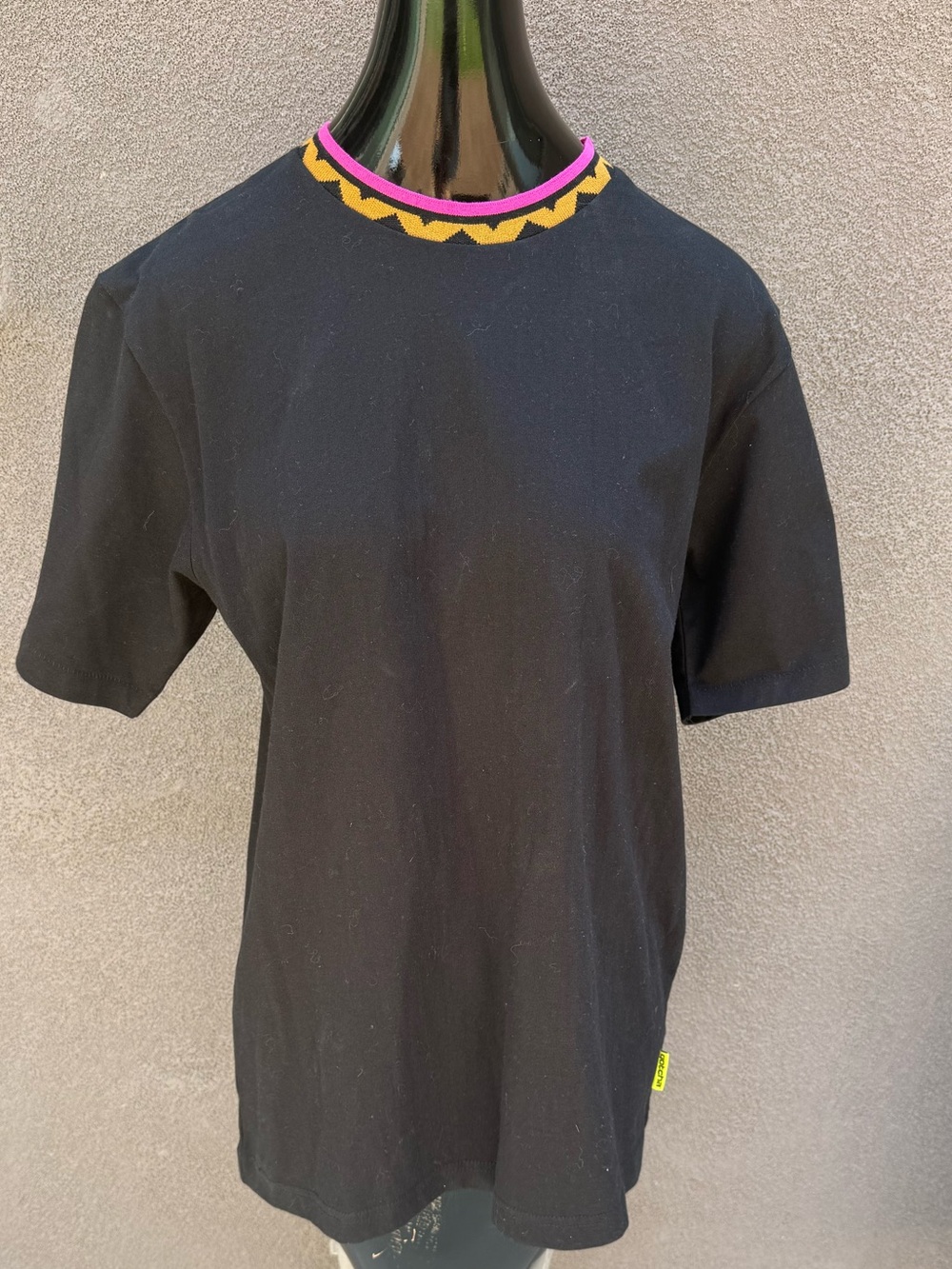 Gotcha™ Black Short‑Sleeve Top with Colorful Scalloped Neckline – SZ S